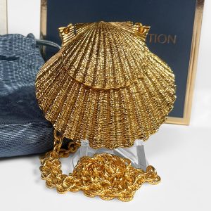 Solid Perfume Compact "Golden Conch Pendant" mit dem Duft Tuberose Gardenia von Estée Lauder, 2007