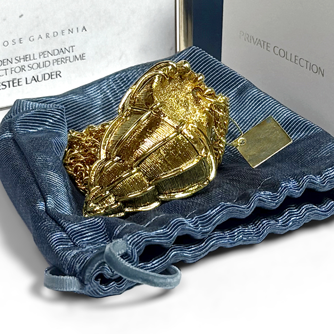 Solid Perfume Compact "Golden Shell Pendant" mit dem Duft Tuberose Gardenia von Estée Lauder, 2007 Solid Perfume Compact "Golden Shell Pendant" mit dem Duft Tuberose Gardenia von Estée Lauder, 2007