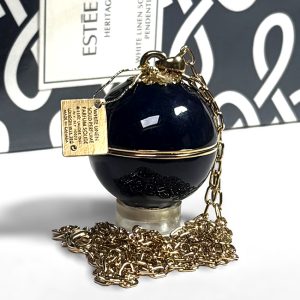Solid Perfume Compact "Heritage Collection Pendant" mit dem Duft White Linen von Estée Lauder, 2007